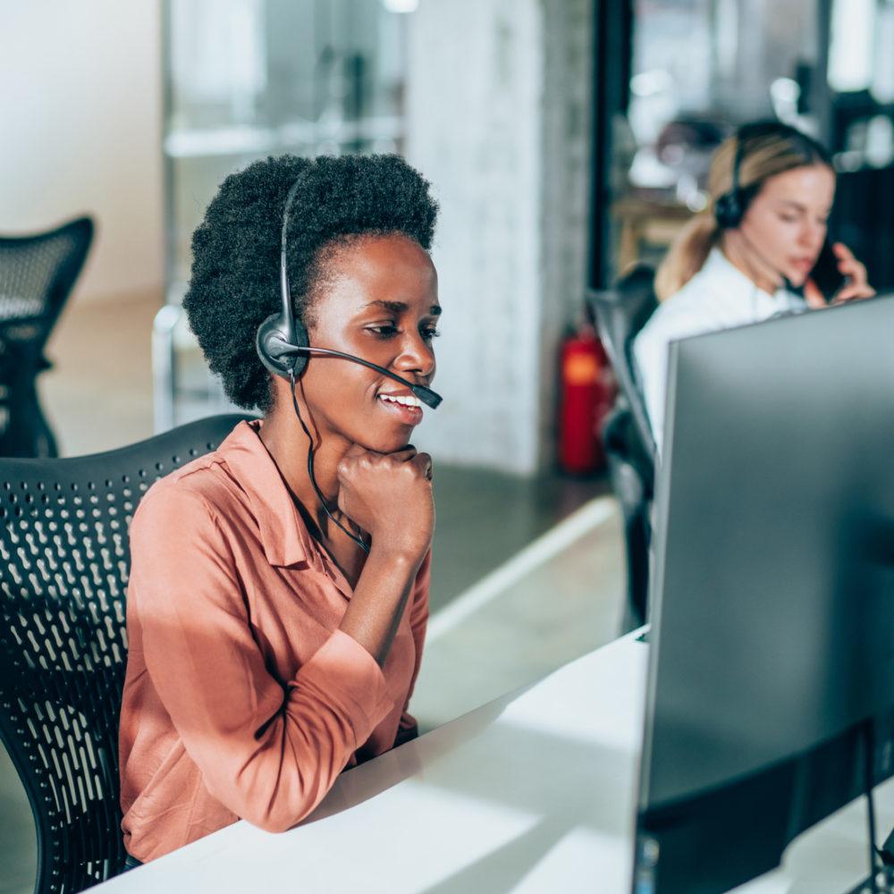 woman on headset providing HPE support services